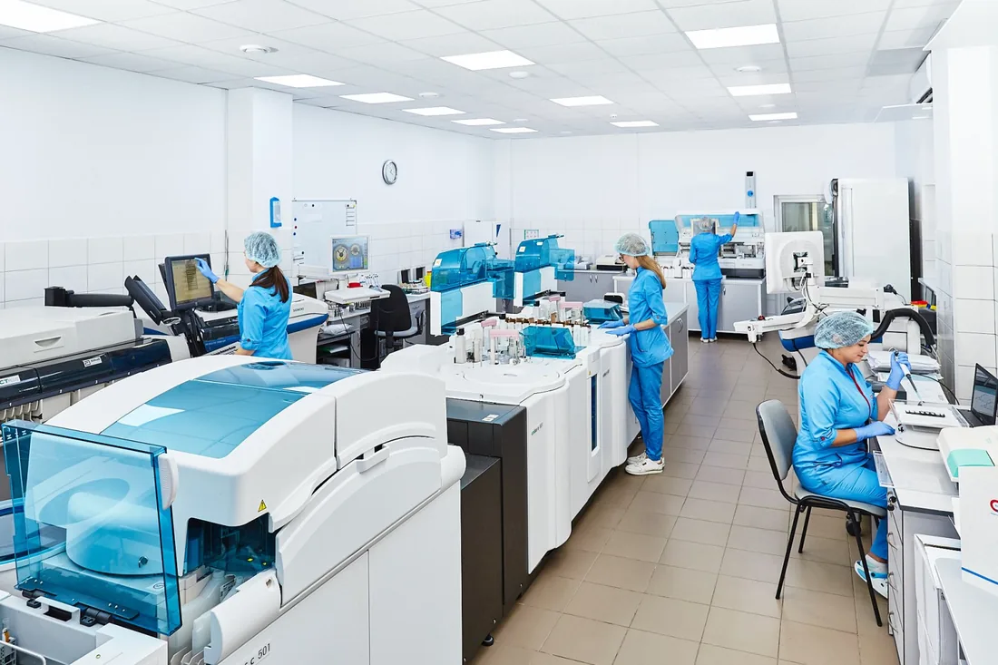 Quality-control testing of seafood in a laboratory setting